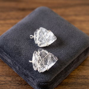 Pendentif en forme de pointe de flèche en pierre semi-précieuse, améthyste faite à la main, enveloppée de fil, pour la guérison Reiki et la méditation - Product Image 4