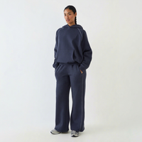 Ensemble de survêtement décontracté deux pièces pour femme, bleu marine, avec sweat à capuche oversize et pantalon de survêtement large, style streetwear et loungewear, tenue contrastée