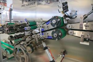 Ligne de production de couches pour bébés entièrement automatique, 600 à 800 pièces par minute, machine à fabriquer des couches - Product Image 5