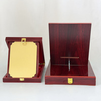 Boîte en bois rouge de forme rectangulaire avec plaque dorée, certificats, plaques de récompense, plaques en bois personnalisées, récompenses MH-J0916