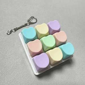 พวงกุญแจคีย์แคปพลาสติกแบบสั่งทำขายส่ง พร้อมไฟ LED บรรเทาความเครียด ของเล่นคลิกเกอร์คลายเครียด - Product Image 3