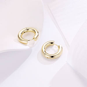 CM perhiasan grosir kuningan 14k berlapis emas wanita Vintage sederhana 5mm tebal anting Hoop geometris Glossy bentuk U anting-anting Huggie - Product Image 2