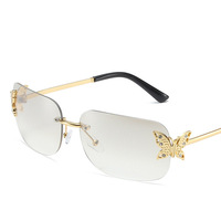 Lunettes de soleil de luxe pour hommes et femmes, design rectangulaire tendance avec tête de léopard, monture transparente/rouge en métal, protection UV400 pour la conduite