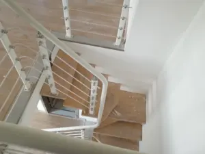 Крытая лестница в стиле лофт для небольших пространств, компактная лестница
