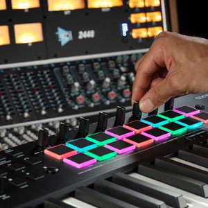 Clavier MIDI USB M-AUDIO Oxygen Pro 49 touches avec pads de rythme, boutons et faders programmables, son Native Instruments - Product Image 2