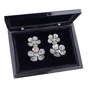 Pendientes de tuerca de aleación de zinc con forma de flor a la moda, con engaste de canal, joyería exquisita para mujer, accesorios de moda para fiestas que combinan con todo. - Product Image 1