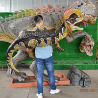 Dinosaure simulé sur l'épaule