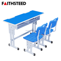 Bureau d'étudiant double bleu avec deux chaises, dossier ventilé à lattes, plateau de bureau large rose, plateau ouvert sous le bureau, réglable pour l'école