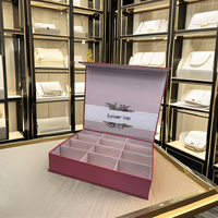 Emballage de cadeau en carton rigide de luxe Boîte de chocolat truffe avec logo personnalisé à fermeture magnétique rouge pour portefeuille à sushi Impression en relief