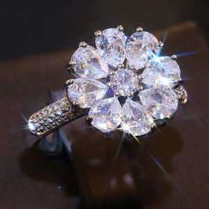 Elegante anello a forma di fiore per donna, design scintillante con intarsi, gioielli alla moda per tutti i giorni - Product Image 1