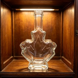 Bouteille en verre mat exquise en forme de feuille d'<span class=keywords><strong>érable</strong></span> personnalisée de 100 ml avec bouchon <span class=keywords><strong>à</strong></span> vis pour les spiritueux comme la vodka, le whisky, le gin, le brandy, le <span class=keywords><strong>rhum</strong></span> - Product Image 1