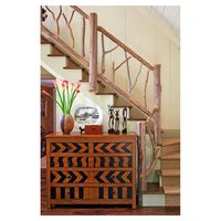 Escalier droit de bonne qualité pour les appartements en mezzanine sur le deuxième étage d'un duplex, escalier en bois