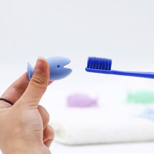 Support de brosse à dents en silicone en forme de poisson mignon avec base à ventouse, étui portable pour brosse à dents, idéal pour la salle de bain et les voyages, prêt à être expédié - Product Image 3