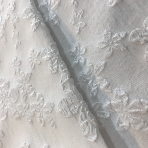 厂家直销批发100% 涤纶定制提花面料立体花卉图案浮雕提花连衣裙面料 - Product Image 2