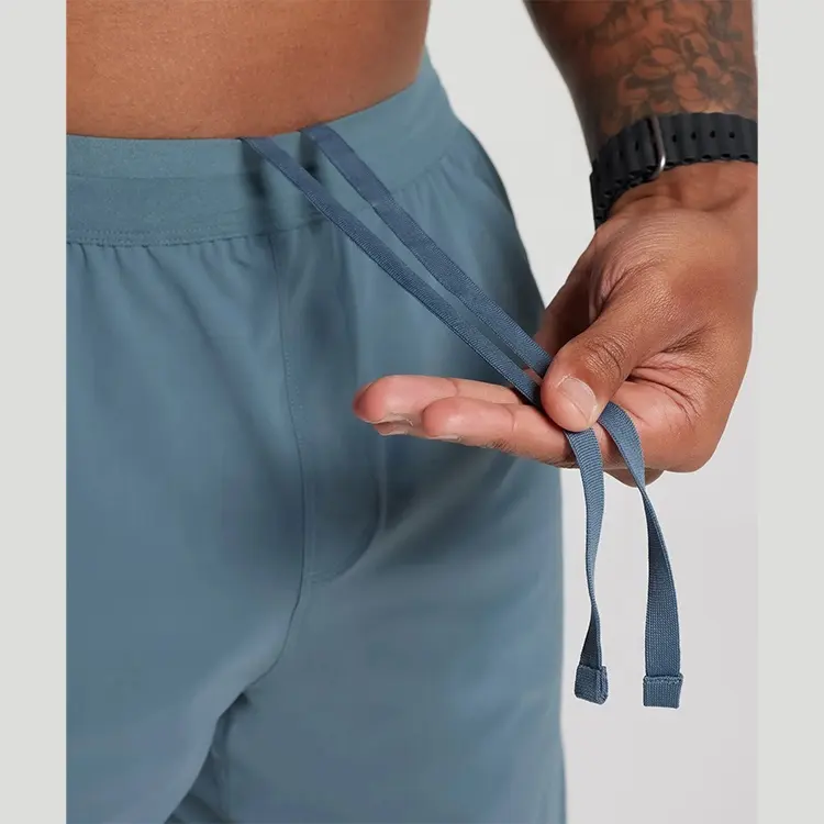 Ropa deportiva ligera personalizada de alta calidad, pantalones cortos elásticos ajustados con dobladillo dividido, costura interior de 6 "con hilo, pantalones cortos de nailon y elastano para hombre