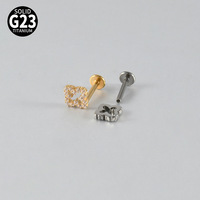 Piercing d'oreille/lèvre en alliage de titane F136 G23, motif exquis de fleur à quatre feuilles ajourée, incrusté de zircon, à filetage interne, barre plate