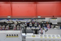 Machine automatique de chantournage sans poignée pour panneaux MDF mélaminés, avec collage motorisé, découpe d'angle et bordage droit