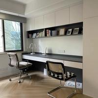 Bureau informatique intégré sur mesure optimisant l'espace avec bibliothèque, étagères réglables en mélaminé, idéal pour petit bureau à domicile ou coin d'étude