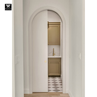 Portes cachées coulissantes modernes en bois à lattes pour les maisons Design classique Porte arquée intérieure en bois pour les maisons et les villas