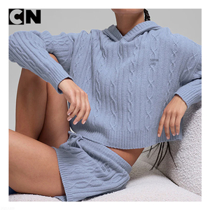 Fabricante de Suéteres con Certificación BSCI, Diseño Personalizado con Logotipo, Conjunto de 2 Piezas de Suéter con Capucha y Pantalones Cortos de Punto Trenzado de Poliéster y Nailon para Mujer - Product Image 2