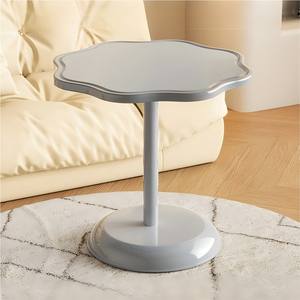 Mesa Auxiliar Redonda de Metal Moderna y Lujosa con Base de Pedestal, Decorada con Flores Amarillas, Pequeña, para Café, Té, Esquina del Sofá, para Sala de Estar - Product Image 4