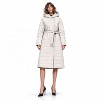 Manteau long matelassé gris clair pour femme avec logo personnalisé, coutures horizontales, capuche intégrée, ceinture en tissu, coupe ajustée, veste maxi rembourrée