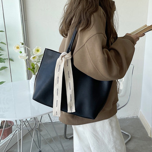 Bolso Tote Estilo Coreano Color Café, Cuero PU Suave, Gran Capacidad, Bolso de Hombro para Mujer, para Uso Diario, Cierre Magnético con Letra - Product Image 4
