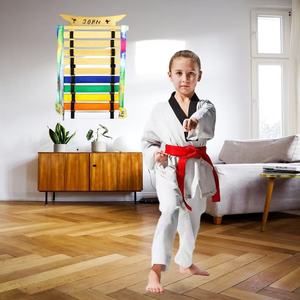 Estante de exhibición de cinturones de madera de 5 niveles con gancho para almacenamiento de cinturones de artes marciales y karate - Product Image 1