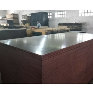 ไม้อัดตกแต่งเคลือบฟิล์มสีดำคุณภาพสูงแบบกำหนดเองสำหรับงานก่อสร้างจากเวียดนาม - Product Image 1