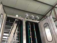 Système vertical de lavage et de séchage du verre, paramètres de cycle programmables, vitesse du convoyeur réglable, machine à laver le verre conviviale