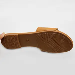 Nouvelles sandales à la mode chaussures d'été en caoutchouc pour femmes chaussures plates décontractées pantoufles en cuir à semelle antidérapante pour dames européennes et américaines