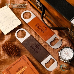 Ensemble de porte-clés ouvre-bouteille en cuir personnalisé avec nom et monogramme gravés pour cadeau - Product Image 4