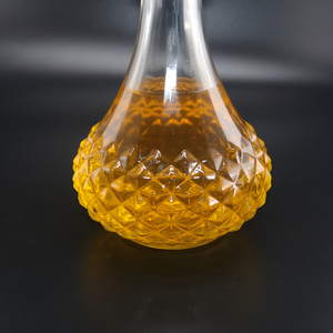 Bouteille en verre transparente de 750 millilitres de forme unique avec un bouchon, utilisée pour la présentation de divers vins <span class=keywords><strong>sur</strong></span> les étagères ou dans les casiers à <span class=keywords><strong>vin</strong></span> - Product Image 3