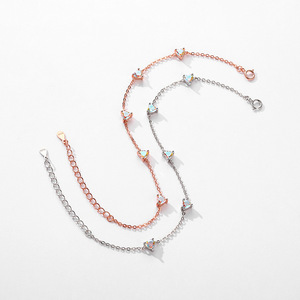 Pulsera de Cadena Plateada en Plata S925 con Cristal Tallado en Triángulo y Diamantes de Imitación, Diseño Geométrico Minimalista, Joyería para Uso Diario de Mujer - Product Image 3