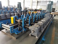 Machine de profilage de sections de plafond en tuiles vernissées à grande vitesse 60 m/min avec découpe hydraulique, moteur et boîte de vitesses contrôlés par PLC