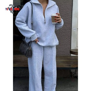 Set Due Pezzi di Alta Qualità per <span class=keywords><strong>Donna</strong></span>: <span class=keywords><strong>Felpa</strong></span> con Mezza Zip e Collo Alto e Pantaloni della Tuta a Gamba Dritta Oversize - Product Image 3