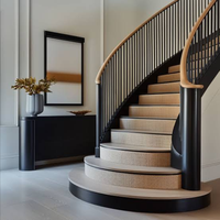 Escalier en arc intérieur sur mesure en chêne blanc avec marches en bois et montantes en acier hélicoïdal, design incurvé