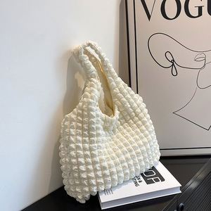 Bolso de Hombro Suave y Esponjoso Popular, Bolsos Tote de Mujer con Diseño de Gofre, Bolso Grande Tipo Nube Burbuja - Product Image 4
