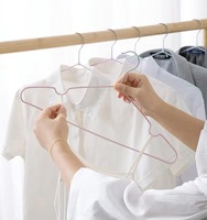 2024 ménage blanchisserie cintres suspendus PVC enduit antidérapant pas cher enfants et bébé fil métallique vêtements en caoutchouc cintre