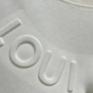 Grosir kaus grafis kustom musim panas dengan desain Logo timbul kaus cetak desain kosong T shirt pria teknologi bordir