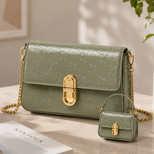 Borsa a Tracolla con Motivi per Donne, Grande Chiusura Ovale Dorata, Borsa in Pelle Lucida Goffrata con Mini Charm, Cinque Colori - Product Image 4