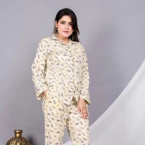 Conjunto de pijama estampado de algodón suave para mujer, incluye top con botones y pantalones elásticos cómodos, ideal para ropa de dormir relajada - Product Image 1