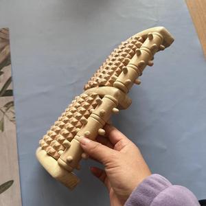 Produits de massage avec logo personnalisé Rouleau de massage des pieds en bois pour soulager la douleur au talon et le stress - Product Image 4