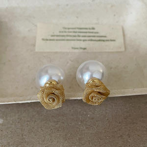 Boucles d'oreilles en perles de rose en maille pour femmes, tendance de la mode exquise, boucles d'oreilles assorties à tout, vente en gros - Product Image 4