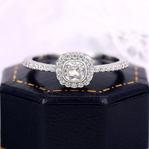 Anello di fidanzamento da donna in oro bianco con diamante taglio brillante rotondo naturale colore G, design a halo - Product Image 3