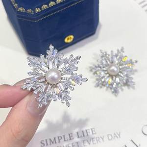 Broches de Perlas de Agua Dulce con Diseño de Copo de Nieve de Invierno de Alta Calidad, Joyería de Moda con Diseño de Flor para el Pecho, Venta al por Mayor y al Detal - Product Image 3