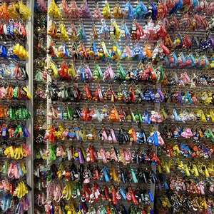 1000 modèles célèbres de chaussures en caoutchouc DragonsMarvels, chaussures en PVC, chaussures en caoutchouc de dessin animé, porte-clés en silicone, porte-clés en forme de bague - Product Image 1