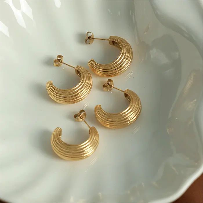 Pendientes de acero de titanio en forma de C geométricos de temperamento pendientes de oro de aro hipoalergénicos impermeables para mujer
