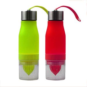 ขวดน้ำพลาสติกขนาด 650 มล. ขวดใส่ผลไม้สำหรับชงเครื่องดื่ม ขวดน้ำสำหรับเล่นกีฬากลางแจ้ง น้ำผลไม้ น้ำมะนาว ขวดน้ำพกพา - Product Image 1