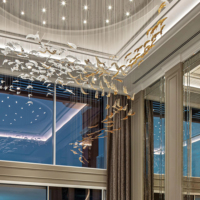 Plafonnier en feuille de verre et lustre en plumes Suspension artisanale en verre pour entrées d'hôtel